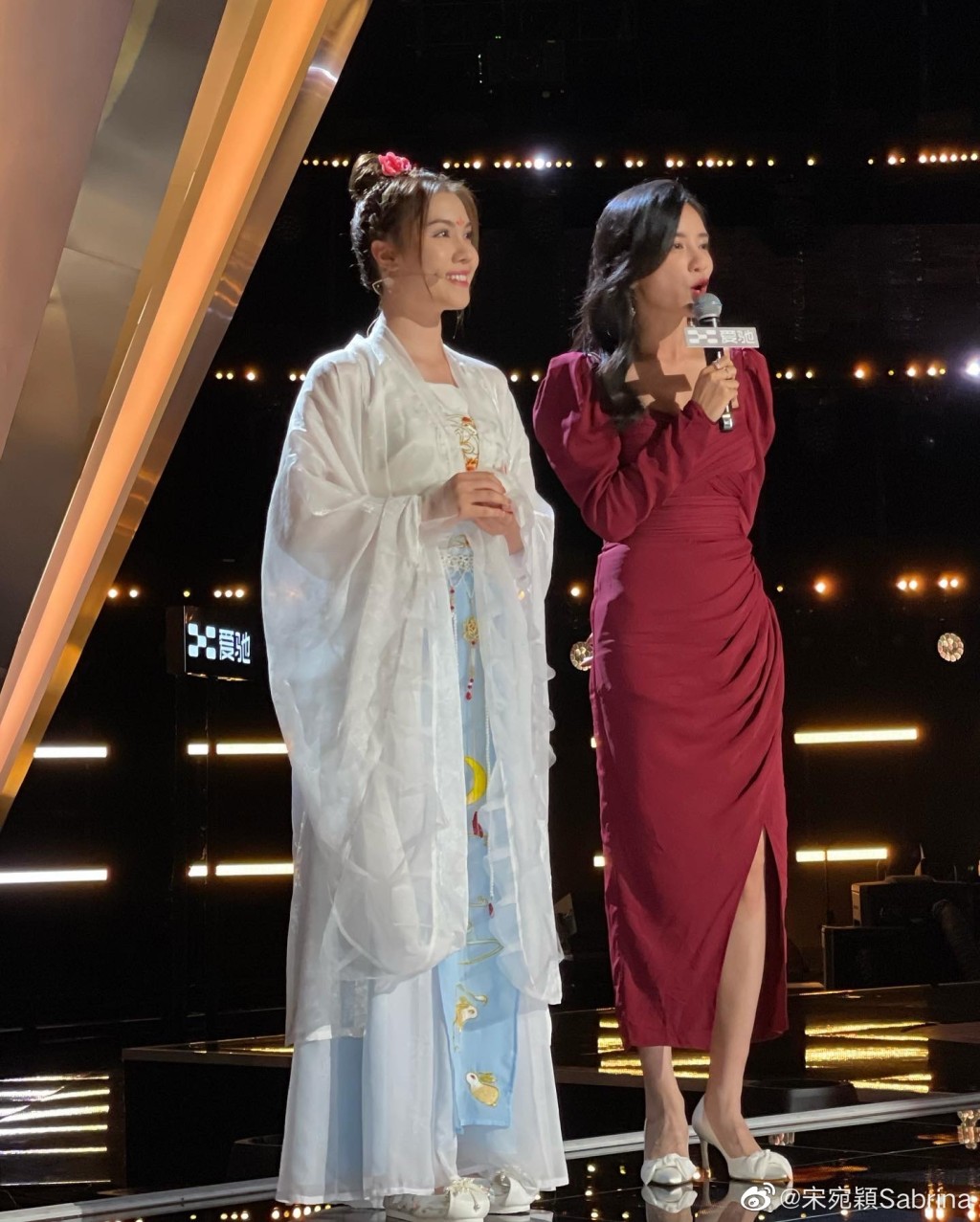 還以古裝造型亮相《中國好聲音》中秋特輯。